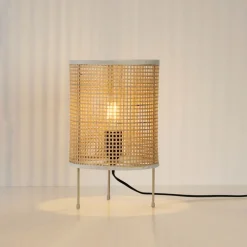Lampade Da Tavolo-Selezionato da Mazzolaluce Lampada da tavolo cilindrica in rattan intrecciato