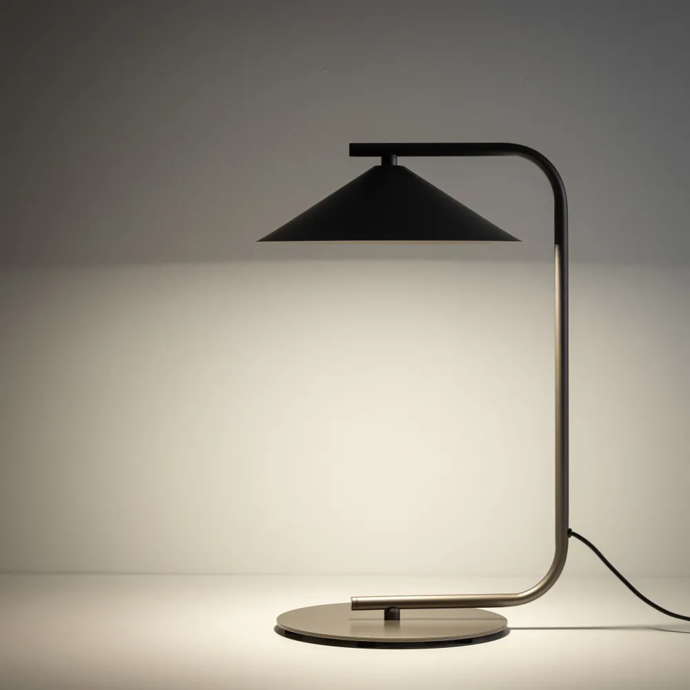 Lampade Da Tavolo-Selezionato da Mazzolaluce Lampada da tavolo marrone design minimal in metallo