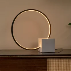 Lampade Da Tavolo-Selezionato da Mazzolaluce Lampada da tavolo nera design anello con base in cemento led