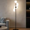 Lampade Da Terra-Selezionato da Mazzolaluce Lampada da terra contemporanea metallo nero vetro bianco