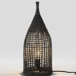 Lampade Da Terra-Selezionato da Mazzolaluce Lampada da terra contemporanea nera in rattan