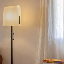 Lampade Da Terra-Selezionato da Mazzolaluce Lampada da terra per soggiorno design paralume pergamena beige