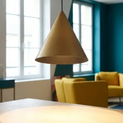 Lampade A Sospensione-Selezionato da Mazzolaluce Lampada led dimmerabile a sospensione cono alluminio colore cuoio
