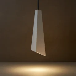 Lampade A Sospensione-Selezionato da Mazzolaluce Lampada pendente a sospensione bianca in gesso assimetrica