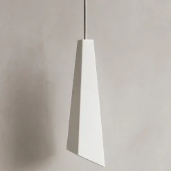 Lampade A Sospensione-Selezionato da Mazzolaluce Lampada pendente a sospensione bianca in gesso assimetrica