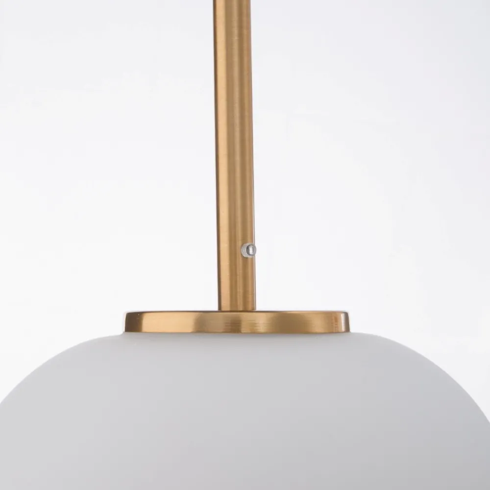 Lampade A Sospensione-Selezionato da Mazzolaluce Lampada pendente a sospensione sfera vetro bianco oro