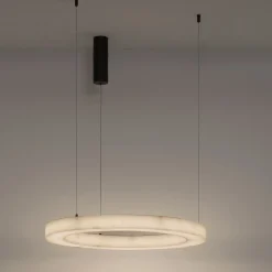 Lampadari Moderni-Selezionato da Mazzolaluce Lampadario anello circolare pietra effetto alabastro per soggiorno