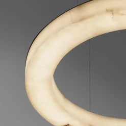 Lampadari Moderni-Selezionato da Mazzolaluce Lampadario anello circolare pietra effetto alabastro per soggiorno
