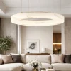 Lampadari Moderni-Selezionato da Mazzolaluce Lampadario anello pietra effetto alabastro parti oro per soggiorno