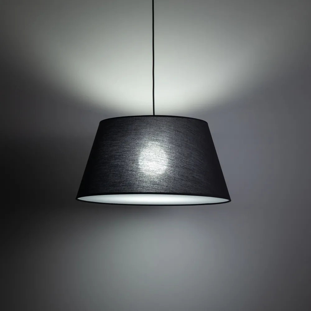 Lampadari Moderni-Selezionato da Mazzolaluce Lampadario a sospensione cono in tessuto nero