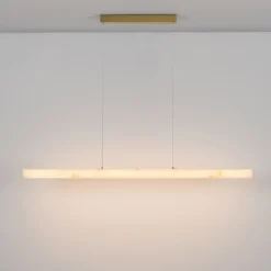 Lampadari Moderni-Selezionato da Mazzolaluce Lampadario a sospensione oro per isola cucina pietra effetto alabastro