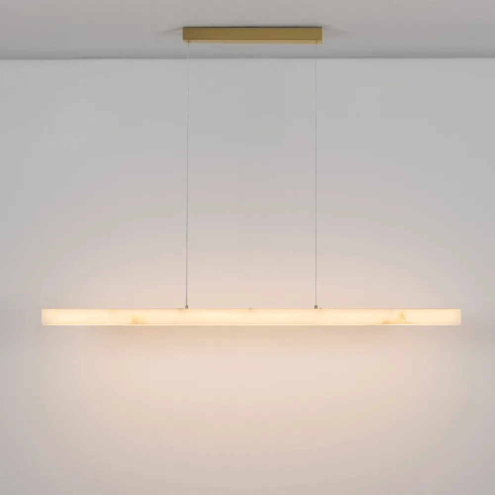 Lampadari Moderni-Selezionato da Mazzolaluce Lampadario a sospensione oro per isola cucina pietra effetto alabastro