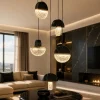 Lampadari Moderni-Selezionato da Mazzolaluce Lampadario a sospensione 5 pendenti in marmo nero e vetro per soggiorno moderno