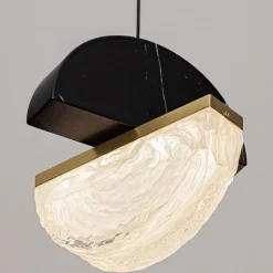 Lampadari Moderni-Selezionato da Mazzolaluce Lampadario a sospensione 5 pendenti in marmo nero e vetro per soggiorno moderno