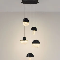 Lampadari Moderni-Selezionato da Mazzolaluce Lampadario a sospensione 5 pendenti in marmo nero e vetro per soggiorno moderno