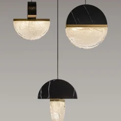 Lampadari Moderni-Selezionato da Mazzolaluce Lampadario a sospensione 5 pendenti in marmo nero e vetro per soggiorno moderno