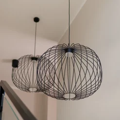 Lampadari Moderni-Selezionato da Mazzolaluce Lampadario a sospensione sfera gabbia di metallo nero per soggiorno moderno