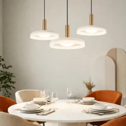 Lampadari Moderni-Selezionato da Mazzolaluce Lampadario a 3 sospensioni vetri bianchi legno per soggiorno moderno