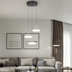 Lampadari Moderni-Selezionato da Mazzolaluce Lampadario a 3 sospensioni vetri bianchi legno per soggiorno moderno
