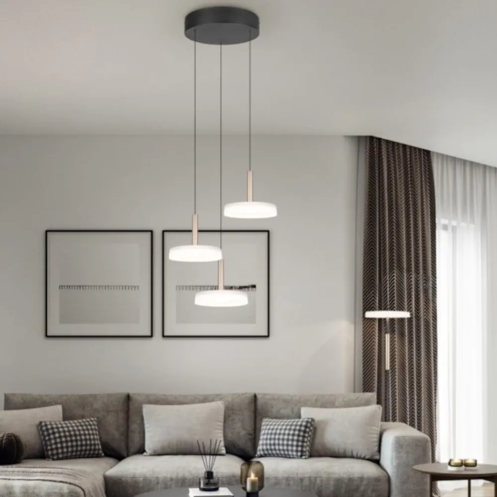 Lampadari Moderni-Selezionato da Mazzolaluce Lampadario a 3 sospensioni vetri bianchi legno per soggiorno moderno