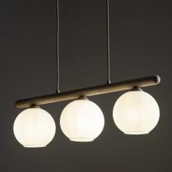 Lampadari Cucina-Selezionato da Mazzolaluce Lampadario barra di legno con sfere di vetro bianco per cucina