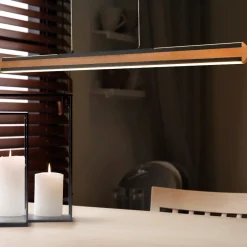 Lampadari Moderni-Selezionato da Mazzolaluce Lampadario barra di legno led biemissione per tavolo da pranzo
