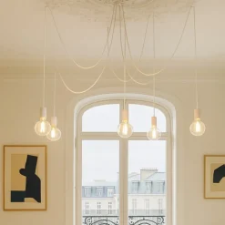 Lampadari Moderni-Selezionato da Mazzolaluce Lampadario bianco moderno con decentramento per soggiorno