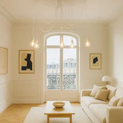 Lampadari Moderni-Selezionato da Mazzolaluce Lampadario bianco moderno con decentramento per soggiorno