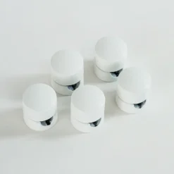Lampadari Moderni-Selezionato da Mazzolaluce Lampadario bianco moderno con decentramento per soggiorno