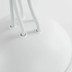 Lampadari Moderni-Selezionato da Mazzolaluce Lampadario bianco moderno con decentramento per soggiorno