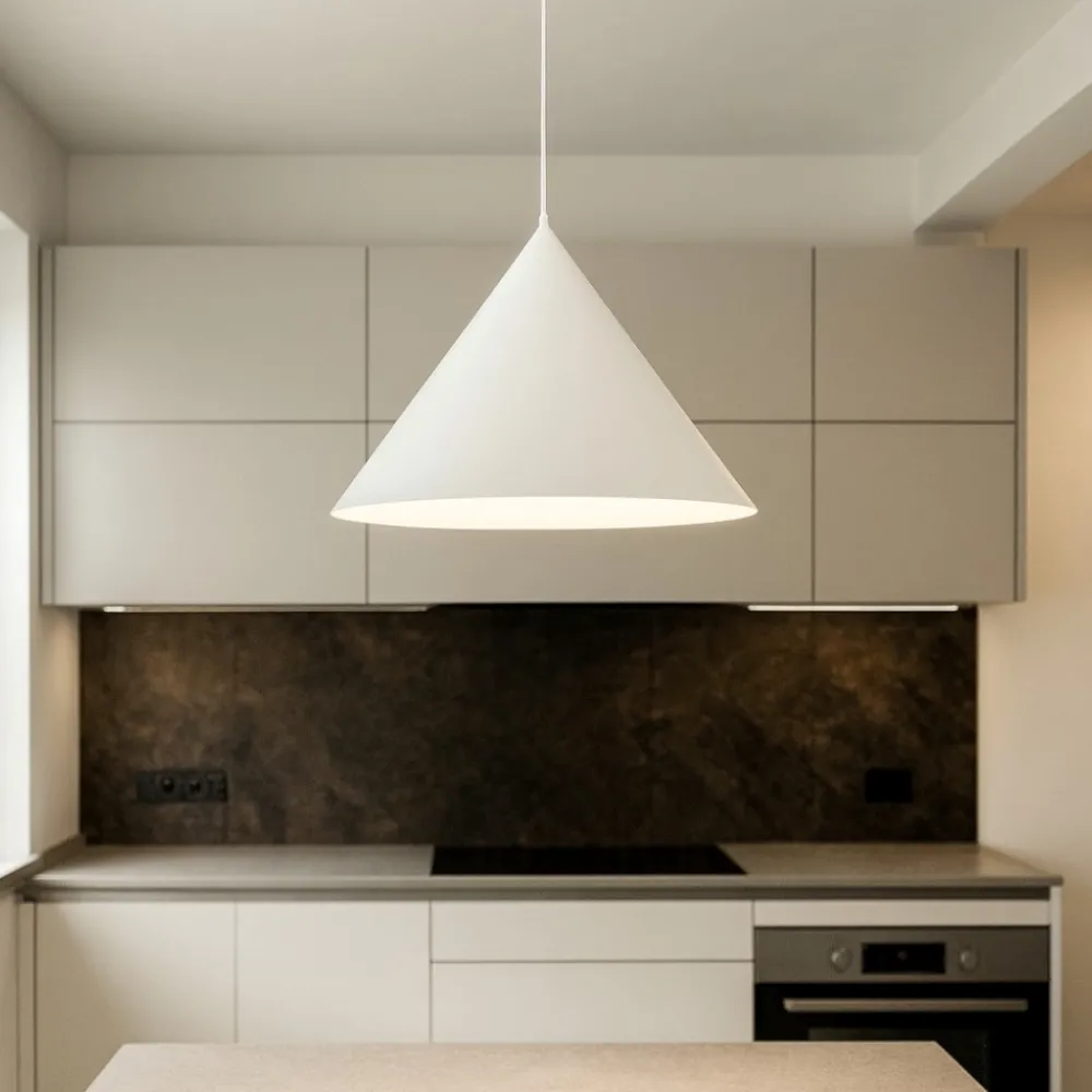 Lampadari Cucina-Selezionato da Mazzolaluce Lampadario cono bianco 50 cm per sala da pranzo