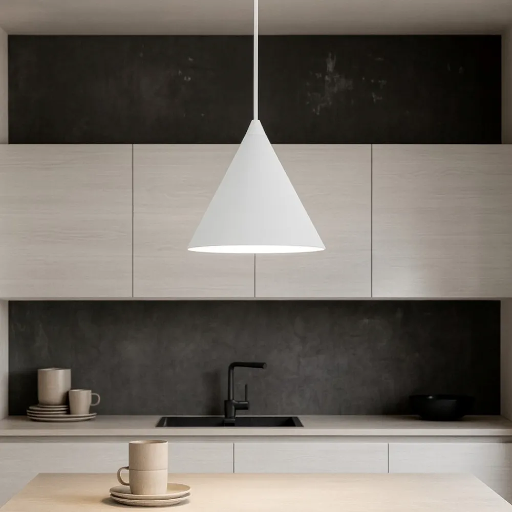 Lampadari Cucina-Selezionato da Mazzolaluce Lampadario cono bianco di metallo 33 cm per cucina