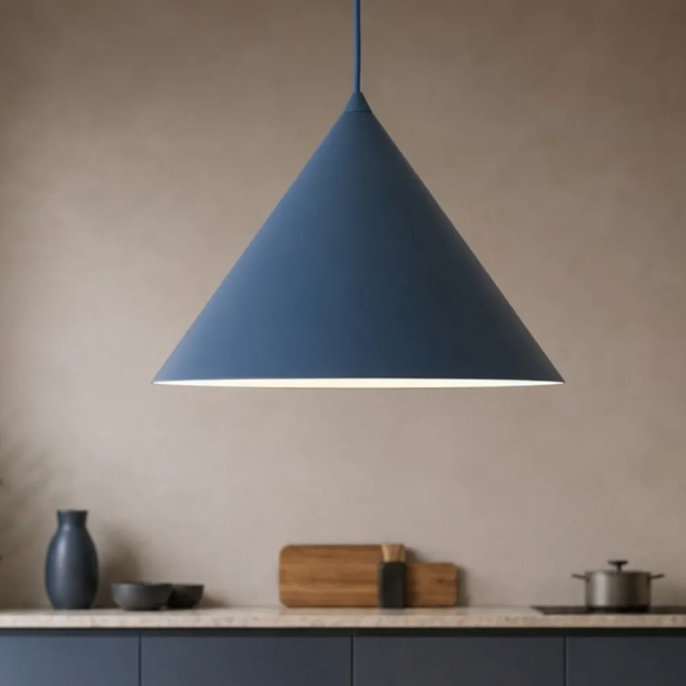 Lampade A Sospensione-Selezionato da Mazzolaluce Lampadario cono 33 cm blu a sospensione di metallo per cucina
