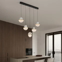 Lampadari Moderni-Selezionato da Mazzolaluce Lampadario con pendenti di marmo bianco e vetro design per tavolo sala da pranzo