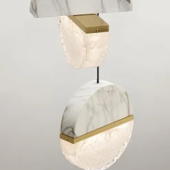 Lampadari Moderni-Selezionato da Mazzolaluce Lampadario con pendenti in marmo bianco e vetro design moderno per soggiorno