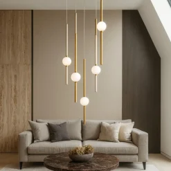 Lampadari Moderni-Selezionato da Mazzolaluce Lampadario con pendenti oro sfere vetro per soggiorno
