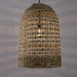 Lampadari Moderni-Selezionato da Mazzolaluce Lampadario cupola di rattan e giacinto essiccato per soggiorno