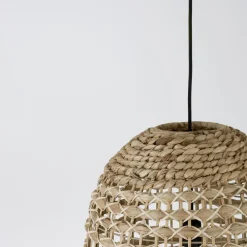 Lampadari Moderni-Selezionato da Mazzolaluce Lampadario cupola di rattan e giacinto essiccato per soggiorno