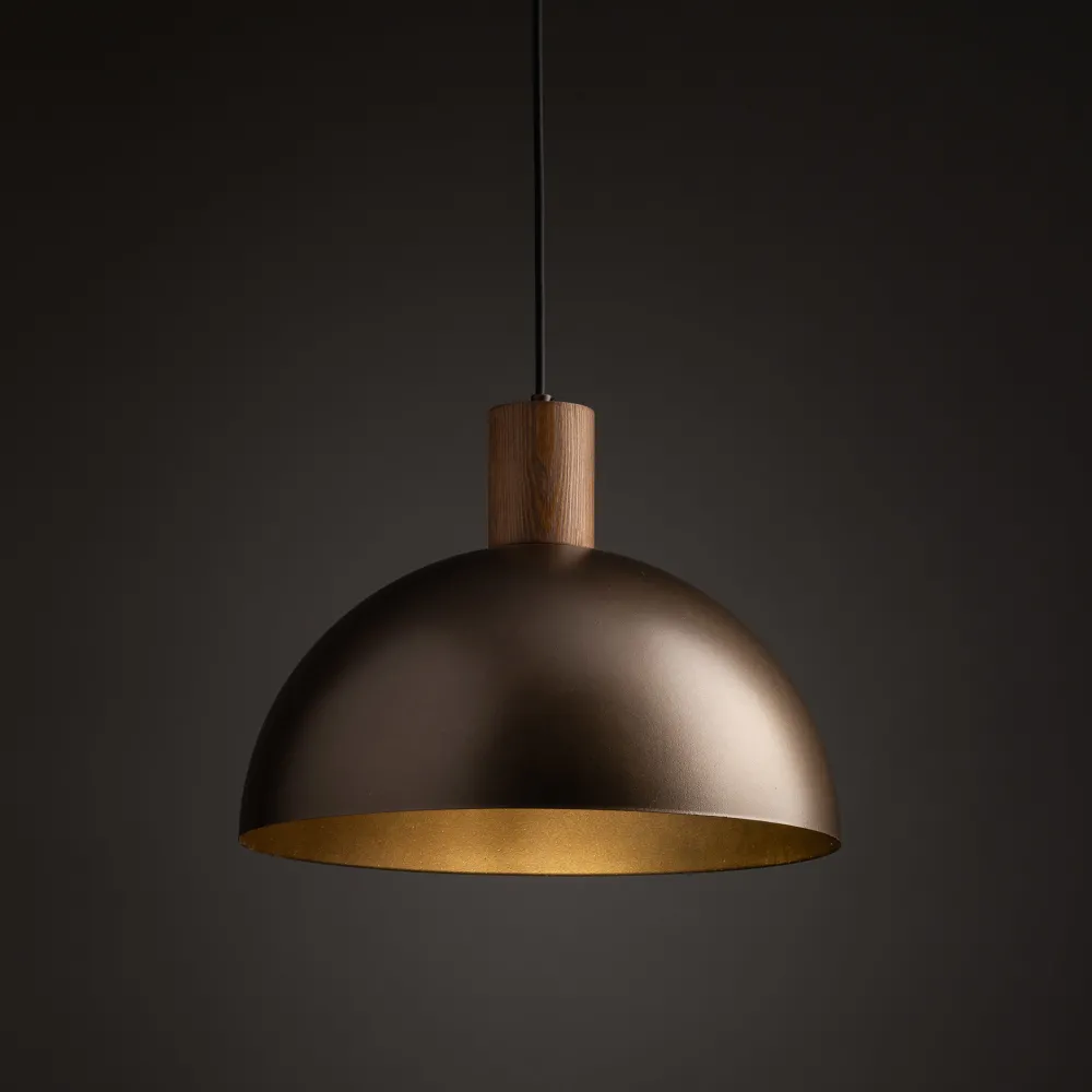 Lampadari Cucina-Selezionato da Mazzolaluce Lampadario cupola marrone in metallo inserti legno pino per cucina