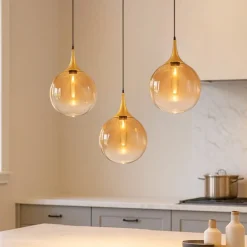 Lampadari Cucina-Selezionato da Mazzolaluce Lampadario da cucina moderna 3 vetri ambra sfere led 3000k