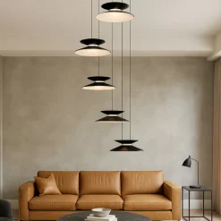 Lampadari Moderni-Selezionato da Mazzolaluce Lampadario design con pendenti nero oro per da pranzo moderna