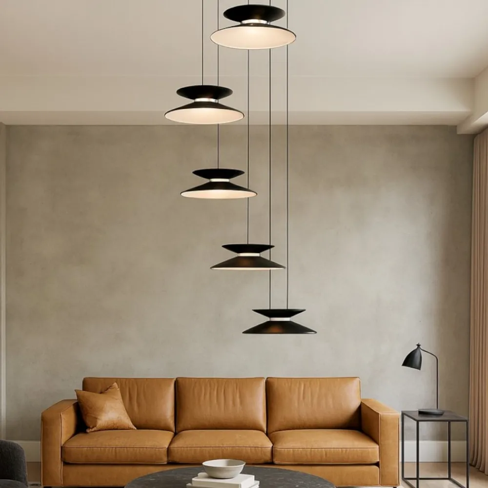 Lampadari Moderni-Selezionato da Mazzolaluce Lampadario design con pendenti nero oro per da pranzo moderna