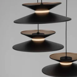 Lampadari Moderni-Selezionato da Mazzolaluce Lampadario design con pendenti nero oro per da pranzo moderna