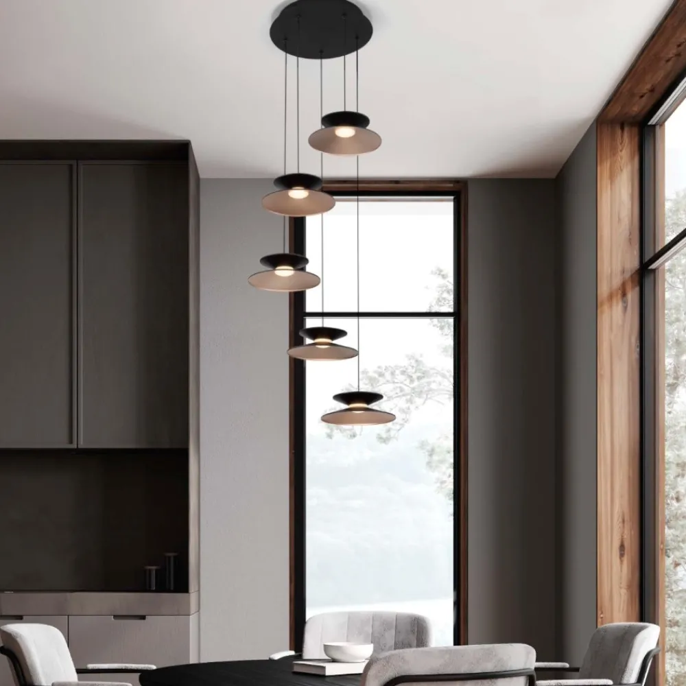 Lampadari Moderni-Selezionato da Mazzolaluce Lampadario design con pendenti nero oro per da pranzo moderna