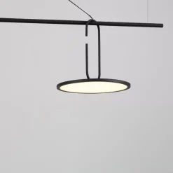 Lampadari Moderni-Selezionato da Mazzolaluce Lampadario design minimal moderno nero orientabile