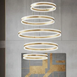 Lampadari Moderni-Selezionato da Mazzolaluce Lampadario design moderno anelli oro led 444w 3000k dimmerabile