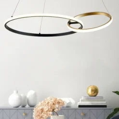 Lampadari Moderni-Selezionato da Mazzolaluce Lampadario design per soggiorno moderno cerchi nero oro