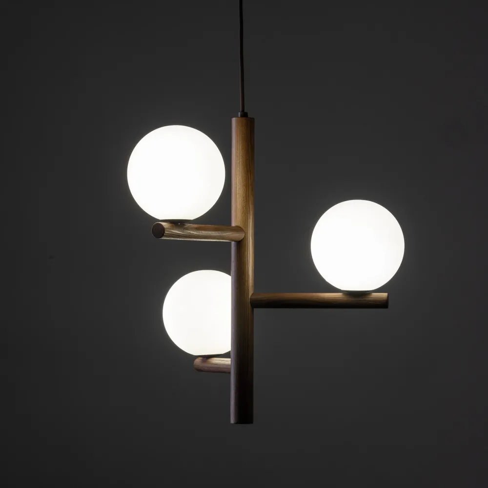 Lampadari Moderni-Selezionato da Mazzolaluce Lampadario di legno noce stile scandinavo