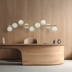 Lampadari Moderni-Selezionato da Mazzolaluce Lampadario di legno sfere in vetro per soggiorno moderno