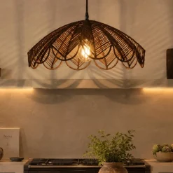 Lampadari Cucina-Selezionato da Mazzolaluce Lampadario di rattan marrone intrecciato per cucina